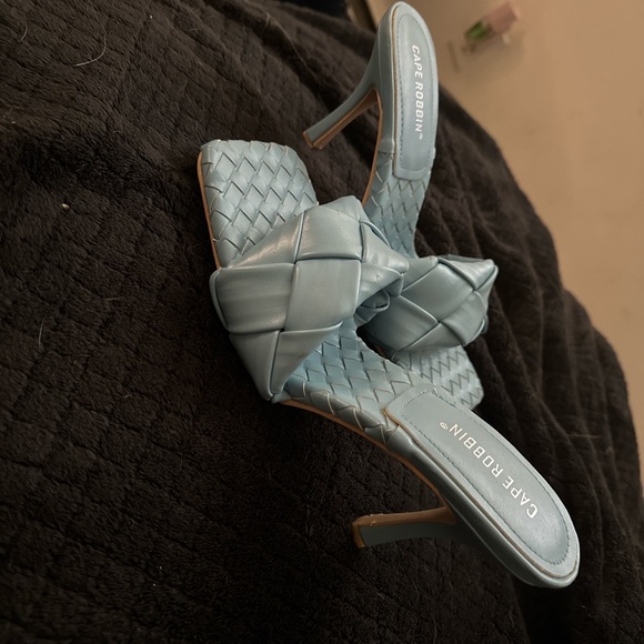 Cape Robbin Heels - Picture 1 of 3